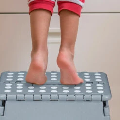 Relaxdays Klapphocker L, Faltbar, Tragbar, Reise Tritthocker, Kinder Badhocker, Bis 120 Kg, Kunststoff, H: 32,5cm, Grau -Leitern Verkaufsladen 31794140 5