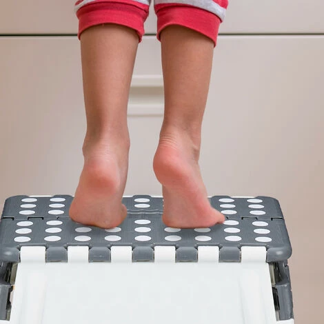 Relaxdays Tritthocker XL Klappbar, Einstufiger Klapphocker Mit Griff, 120 Kg, Kunststoff, 39,5 X 38,5 X 32 Cm, Grau/weiß 4 Relaxdays Tritthocker XL Klappbar, Einstufiger Klapphocker Mit Griff, 120 Kg, Kunststoff, 39,5 X 38,5 X 32 Cm, Grau/weiß – Bild 4