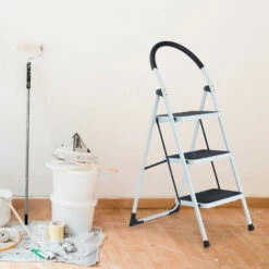 Relaxdays Trittleiter, Klappbare Haushaltsleiter, 3 Stufen, Bis 150 Kg, Stufenleiter Mit Haltegriff, Stahl, Weiß/schwarz 7 Relaxdays Trittleiter, Klappbare Haushaltsleiter, 3 Stufen, Bis 150 Kg, Stufenleiter Mit Haltegriff, Stahl, Weiß/schwarz -Leitern Verkaufsladen 49551623 3